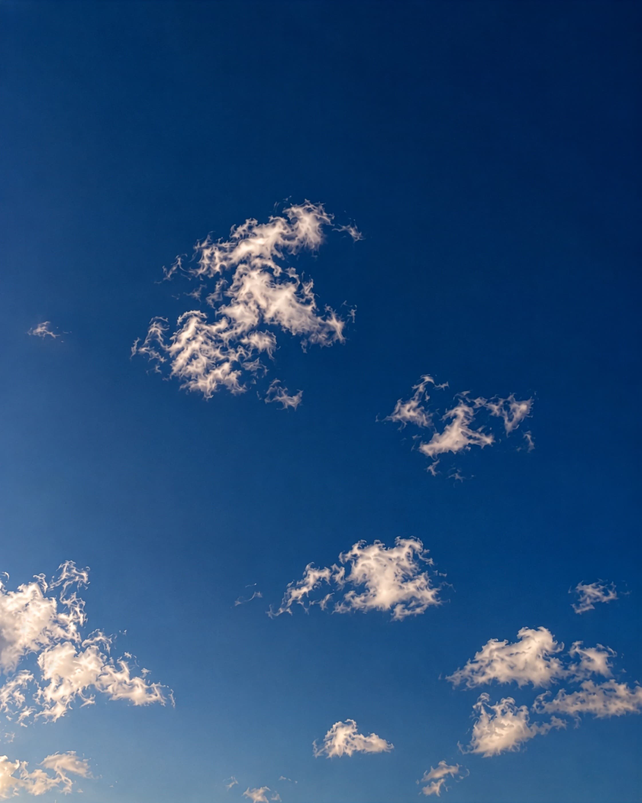 Ein heller Himmel mit vereinzelten Wolken.